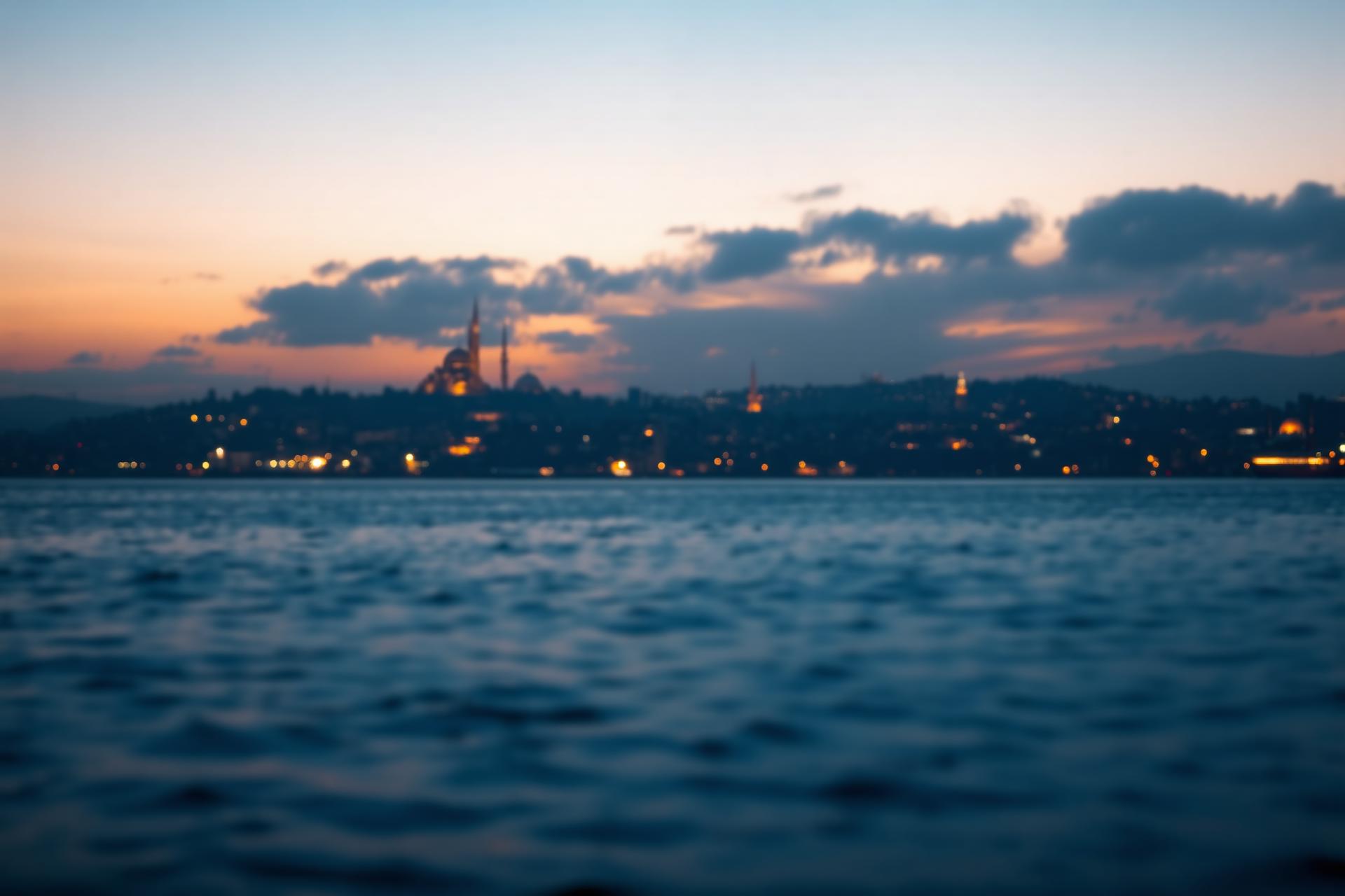 أفق Istanbul عند الغسق عبر مياه Bosphorus